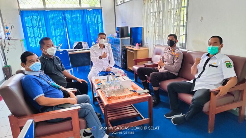 Setelah dilantik menjadi Camat Selat, Yaya Setiabudi, langsung menggelar rapat koordinasi bersama unsur terkait Pemerintah Kecamatan. Foto : Lg