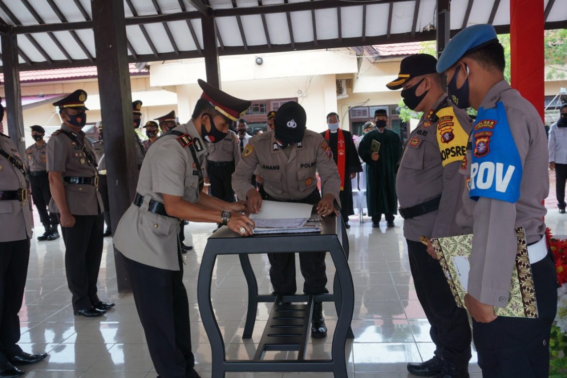 Serah terima jabatan dipimpin langsung oleh Kapolres Lamandau AKBP Titis Bangun Handoyo Putro di Aula Joglo Mapolres Lamandau, Jalan Bukit Hibul Selatan, Nanga Bulik, Kabupaten Lamandau, Selasa (25/8/2020). Foto : by