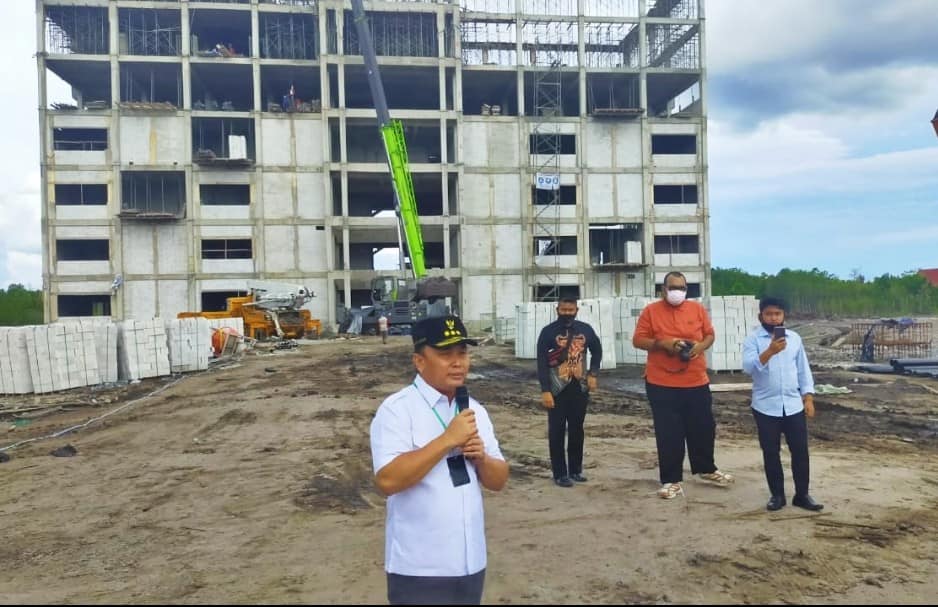 Gubernur Kalteng H Sugianto Sabran saat mengunjungi Universitas Palangka Raya (UPR), Jumat (25/9/2020). Foto : Ist