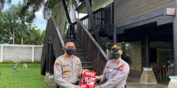 Kapolres Seruyan Serahkan Tabloid SERDA BETAN ke Kapolsek Hanau