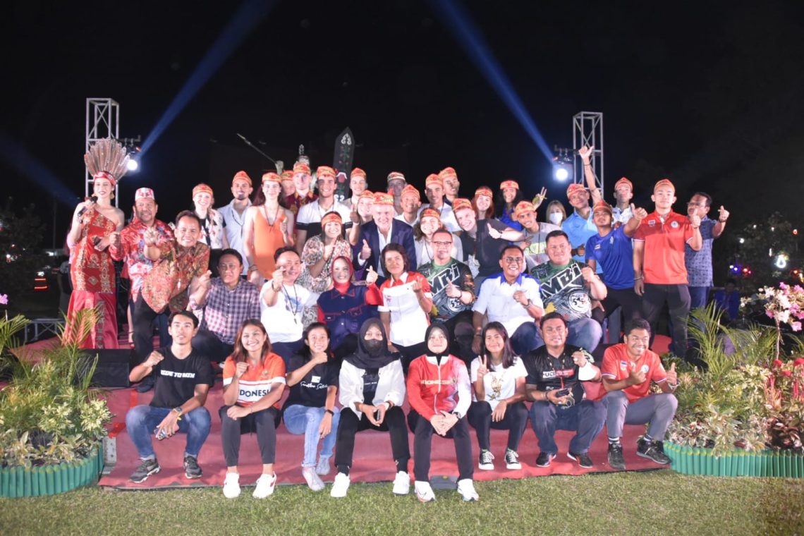 Foto bersama dengan seluruh peserta UCI MTB Eliminator World Cup Tahun 2022