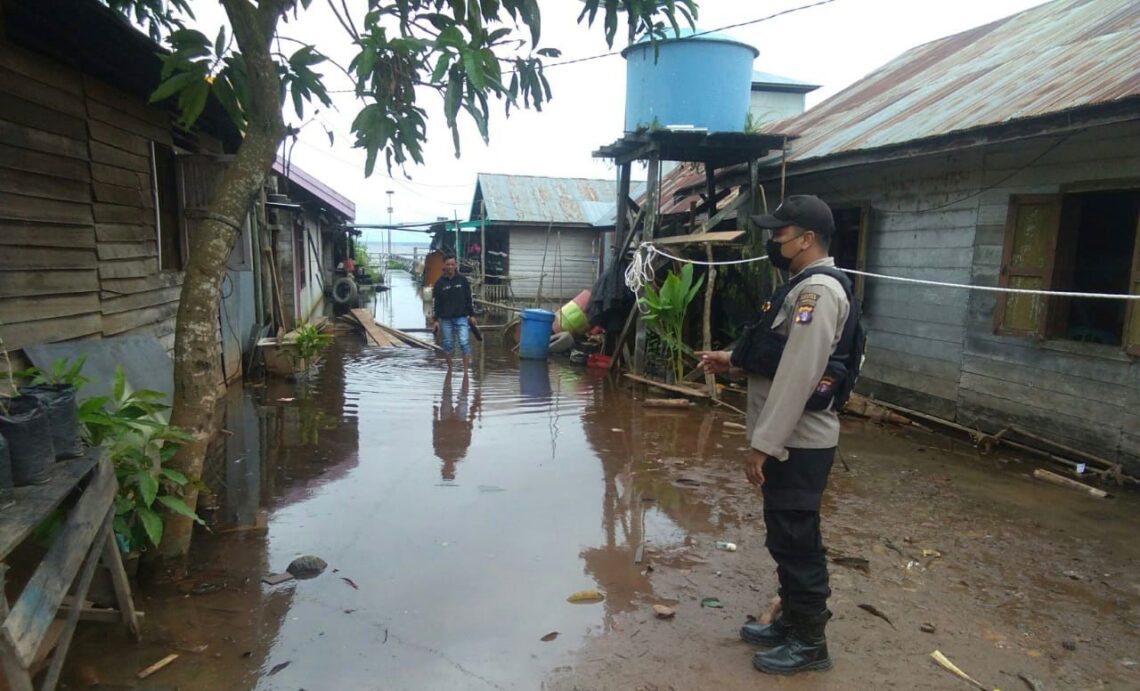 Polsek Danau Sembuluh, Polres Seruyan, melaksanakan kunjungan sekaligus mengecek debit air di Daerah Aliran Sungai di  Desa Sembuluh 1  Kecamatan Danau Sembuluh Kabupaten Seruyan Prov. Kalteng,  Sabtu (25/09/2021). Foto : Tbn