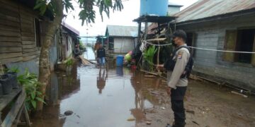 Polsek Danau Sembuluh Kunjungi Desa Terendam Banjir