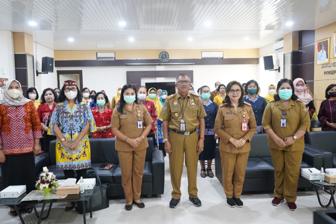 Asisten Pemerintahan dan Kesra Setda Prov. Kalteng Katma F. Dirun saat foto bersama dengan peserta kegiatan