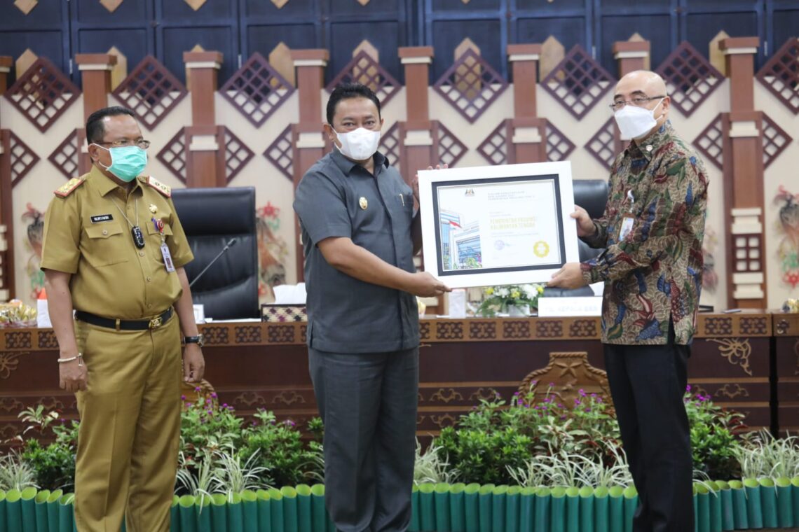 Wakil Gubernur Kalteng H. Edy Pratowo menerima secara langsung penghargaan BKN Award Tahun 2021 dari Badan Kepegawaian Negara (BKN), bertempat di Aula Jayang Tingang, Kantor Gubernur Kalteng, Senin (25/10/2021). Foto : mmc