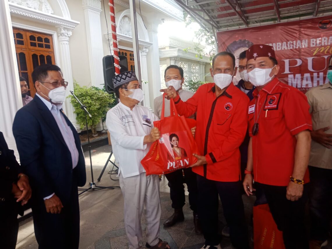 Dewan Pimpinan Daerah Partai Demokrasi Indonesia ( DPD PDI ) Perjuangan memberikan bantuan sebanyak 10.000 paket beras dari Ketua DPR-RI Hj. Puan Maharani dan tambahan paket sembako dari anggota DPR-RI H. Agustiar Sabran kepada masyarakat kurang mampu di seluruh wilayah Kalimantan Tengah.Foto : Ist