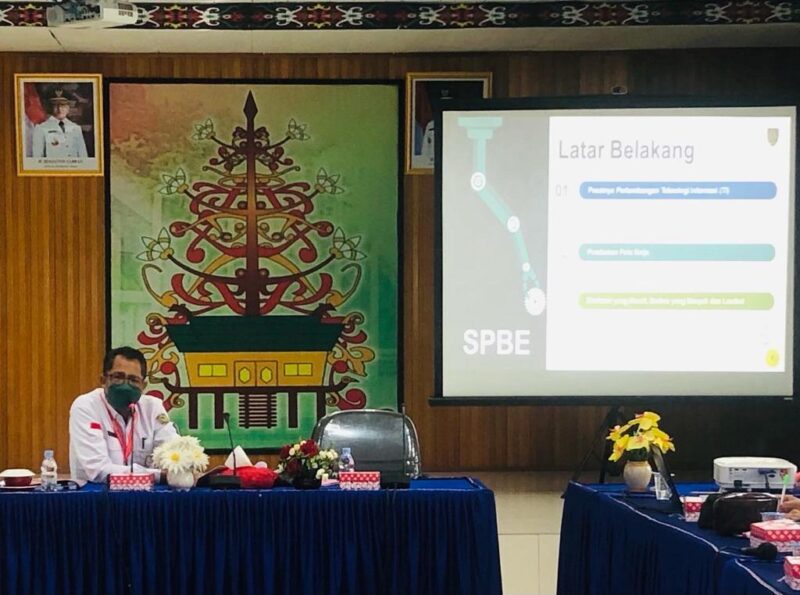 Kadislutkan Prov. Kalteng H. Darliansjah memberikan arahan dalam rapat pembangungan SPBE sektor kelautan dan perikanan di kantor setempat, Rabu (26/1/2022). Foto : mmc