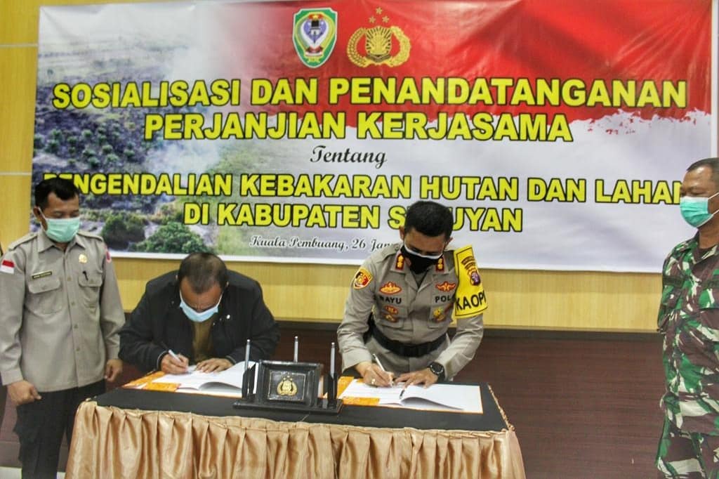 Kapolres Seruyan AKBP Bayu Wicaksono, SH., SIK., M.Si dan Bupati Seruyan Yulhaidir menandatangani naskah kerja sama dalam hal pengendalian kebakaran hutan dan lahan (Karhutla), Selasa (26/1/2021) pagi. Foto : Tbn