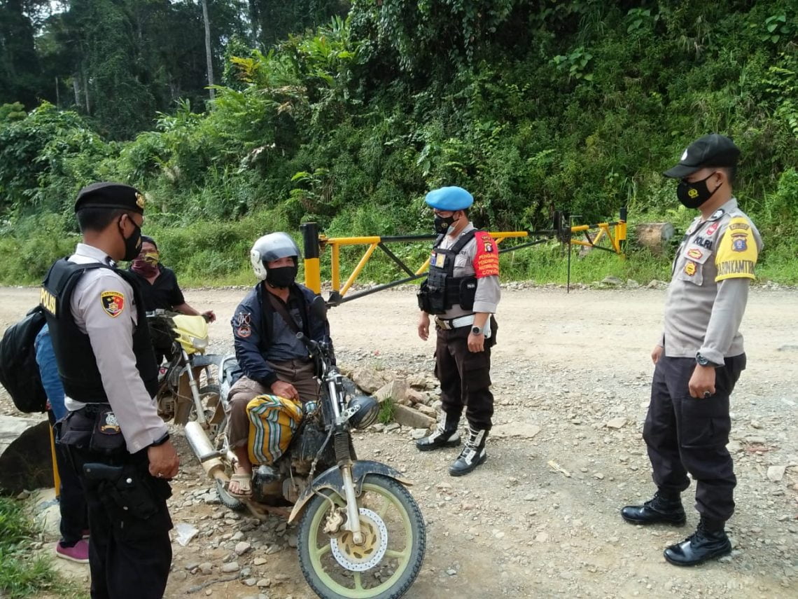 Polsek Seruyan Hulu telah melaksanakan kegiatan Operasi Yustisi Penegakan Hukum Protokol Kesehatan Covid-19 di Di PT. Erna Djuliawati Logging Unit II Kec. Seruyan Hulu Pada Hari Selasa (26/01/2021). Foto : Tbn