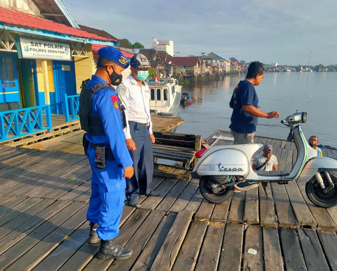 Personil Polairud Polres Seruyan melaksanakan sambang serta mencegah tindak kriminalitas dan mencegah virus Corona di Pesisir DAS Seruyan Kecamatan Seruyan Hilir Kabupaten Seruyan , Selasa (26/01/2021). Foto : Tbn