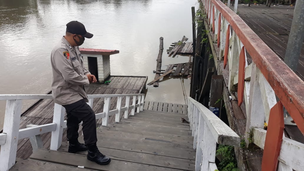 Pemantauan debit air oleh Personil Polsek Seruyan Tengah, Selasa (26/1/2021). Foto : Tbn