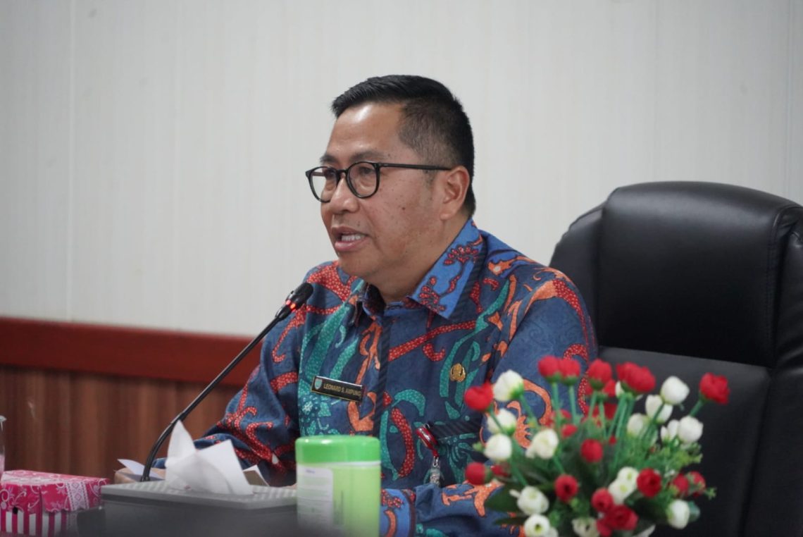 Plh. Sekretaris Daerah Prov. Kalteng Leonard S. Ampung saat memimpin rapat