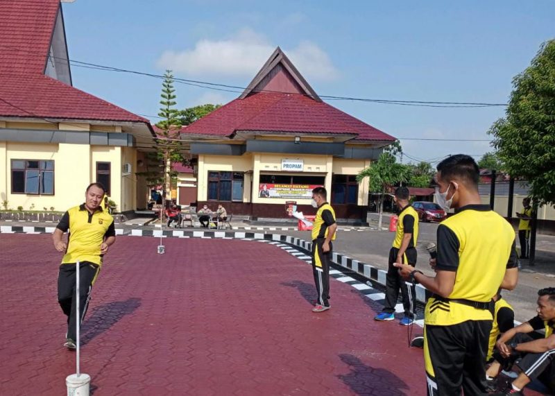 Polres Seruyan Polda Kalteng melaksanakan Tes Kesamaptaan Jasmani (TKJ) secara berkala, yang dilaksanakan di halaman Mapolres Gumas, Jumat (26/02/2021) pagi. Foto : Tbn