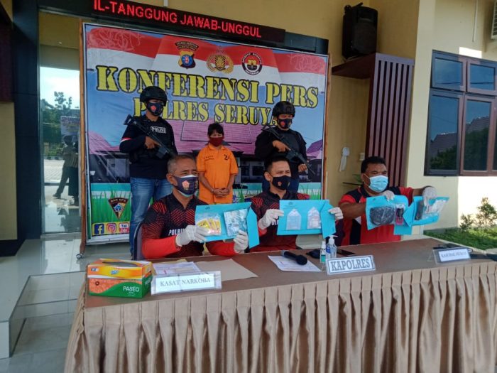 Kapolres Seruyan AKBP Bayu Wicaksono, S.H., S.I.K., M.Si didampingi Kasat Resnarkoba AKP Supriyono, S.H menggelar Press Release terkait pengungkapan pelaku penyalahgunaan Narkotika yang berhasil diamankan Satuan Reserse Narkoba Polres Seruyan, Rabu (24/02/2021). Foto : Tbn