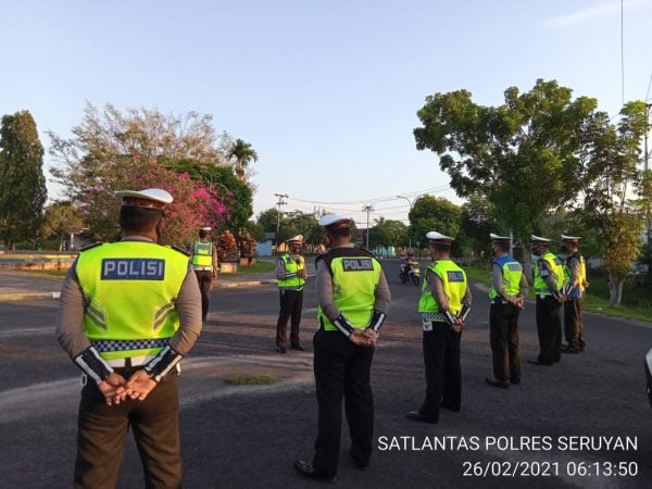 Pengaturan lalu lintas di pagi hari, Jumat (26/2/2021). Foto : Tbn