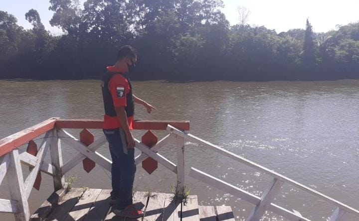 Polsek Seruyan Tengah, Polres Seruyan, melaksanakan patroli sekaligus mengecek debit air di bantaran Sungai Seruyan Kelurahan Rantau Pulut, Jumat (26/2/2021). Foto : Tbn