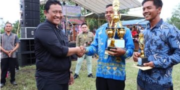 Peringati HUT Desa Talio Muara ke-42, Wagub Berikan Tali Asih kepada Masyarakat