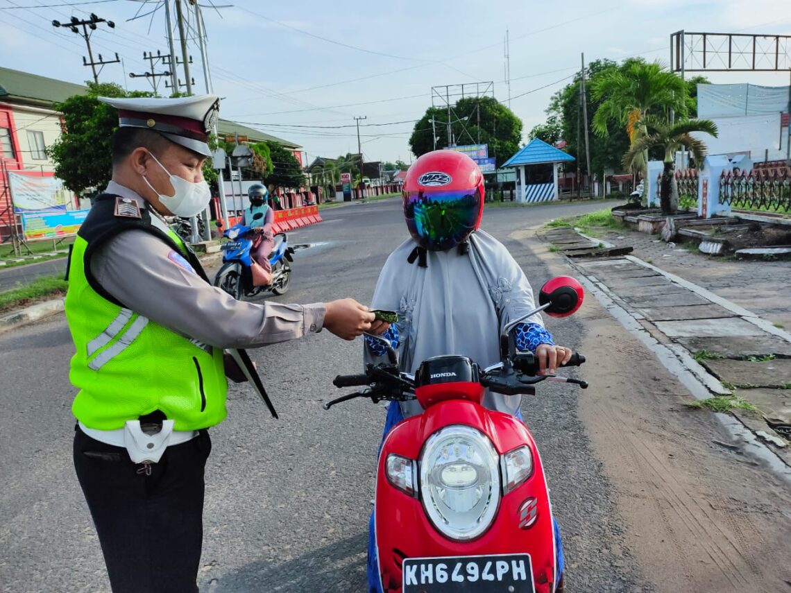 Sat Lantas Polres Seruyan jajaran Polda Kalteng, melaksanakan Pendisiplinan dan Sosialisasi Pencegahan di kota Kuala Pembuang, Kabupaten Seruyan, Provinsi Kalteng, Jumat (26/3/2021). Foto : Tbn