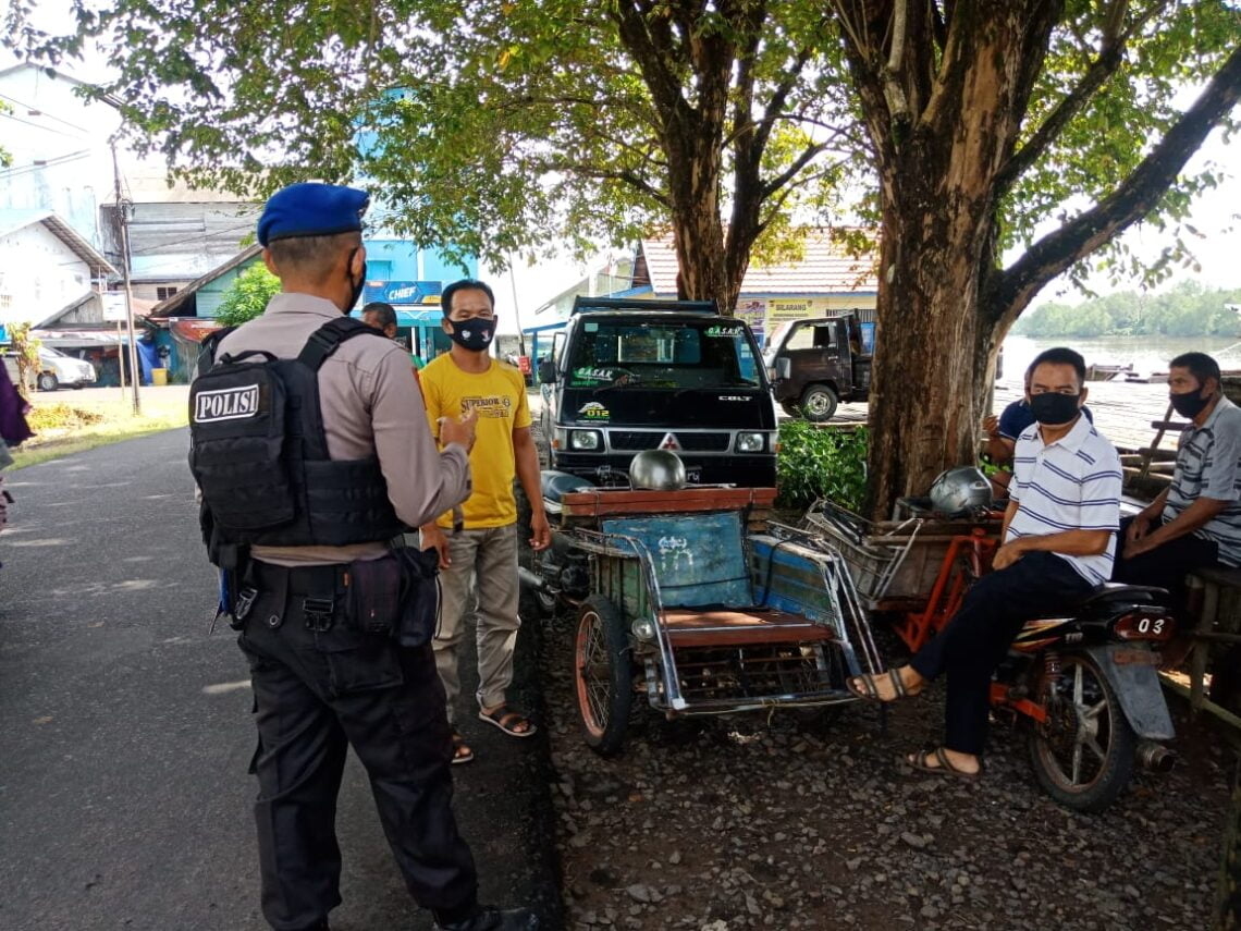 Personil Satpolair Polres Seruyan, melaksanakan sosialisasi berupa tatap muka secara langsung tentang Saber Pungli di sekitar Pesisir DAS Seruyan Kelurahan Kuala Pembuang I Kec. Seruyan Hilir Kab. Seruyan, Jumat (26/03/2021) pukul 09.00 Wib. Foto : Tbn