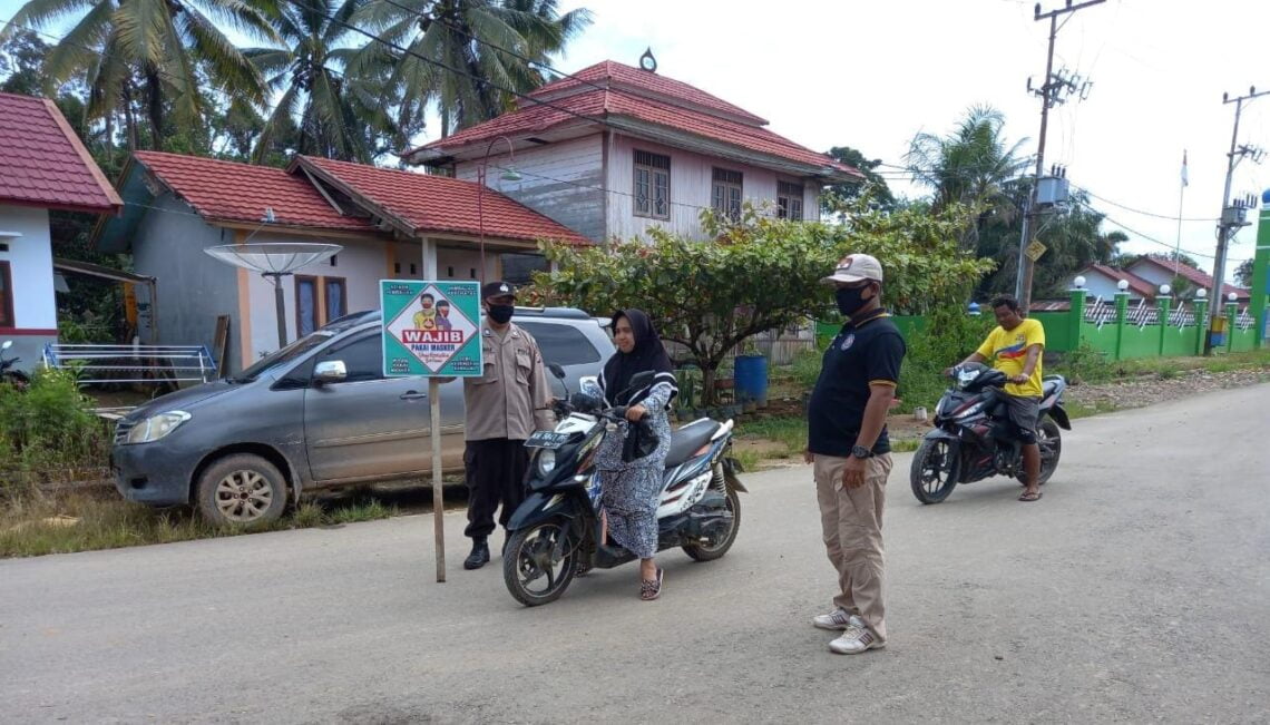 Pandemi Covid-19 yang masih berlangsung hingga saat ini membuat Polsek Seruyan Tengah bersama Satpol PP, Koramil serta instansi terkait menggelar Operasi Yustisi Protokol Kesehatan, Jum'at (26/03/2021). Foto : Tbn