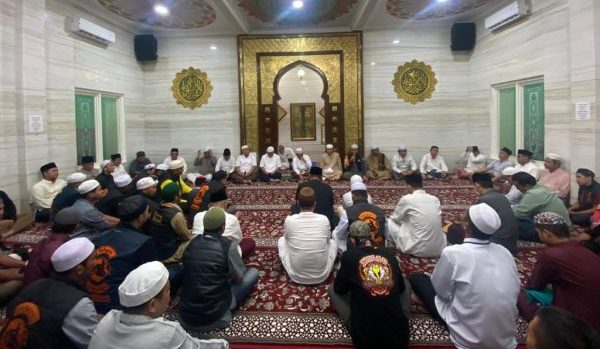 Salat Subuh berjamaah di Musholla Asy-Syifa, Istana Isen Mulang, Rumah Jabatan Gubernur Kalteng