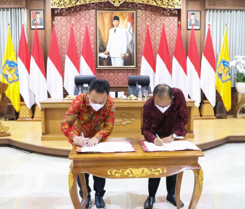 Gubernur Kalteng H. Sugianto Sabran bersama Gubernur Bali Wayan Koster saat melakukan penandatanganan Naskah Kesepakatan Bersama tentang Kerja Sama Pembangunan dan Pengembangan Potensi Daerah