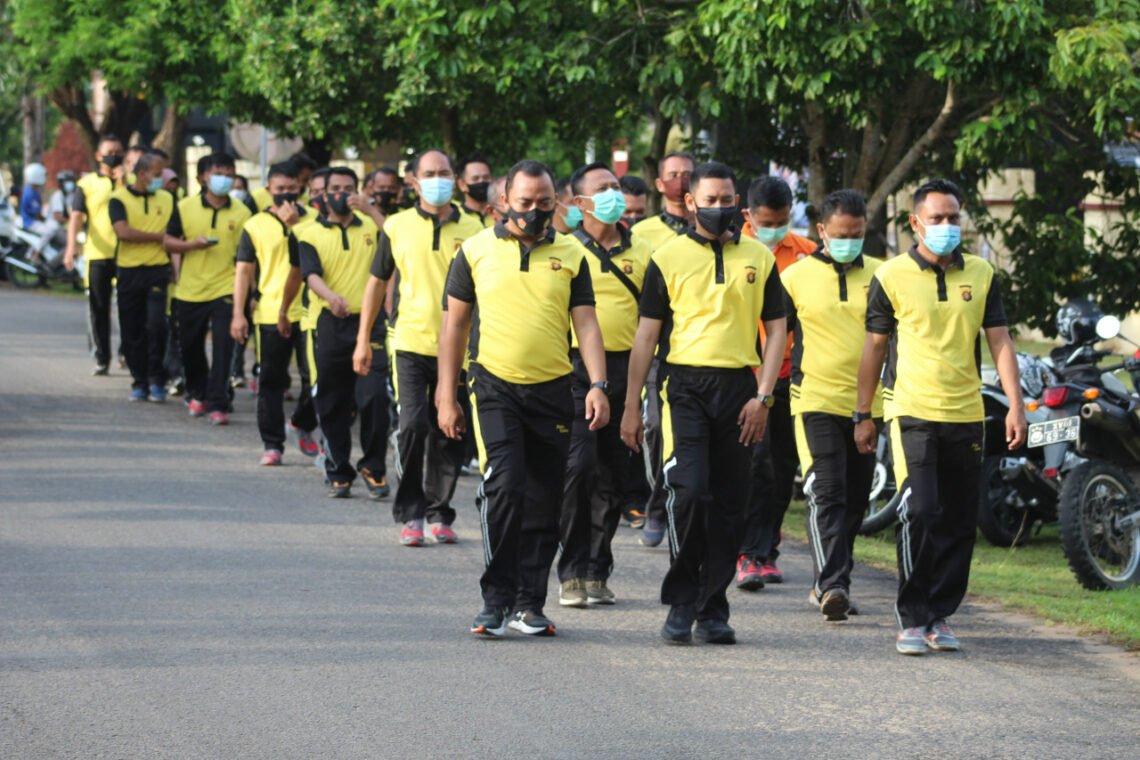 Untuk meningkatkan daya tahan tubuh, Kapolres Seruyan dan seluruh personel Polres Seruyan Polda Kalteng melaksanakan olahraga bersama, Jumat (26/03/2021) pagi. Foto : Tbn