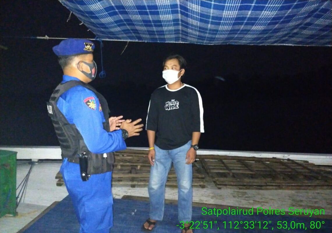 Satpolairud Polres Seruyan terus ditingkatkan pada saat Patroli dan sambang Masyarakat pesisir, anggota juga menitipkan pesan kepada masyarakat untuk tetap menjaga Kesehatan dan mentaati Protokol Kesehatan, Minggu (25/04/2021). Foto : Tbn