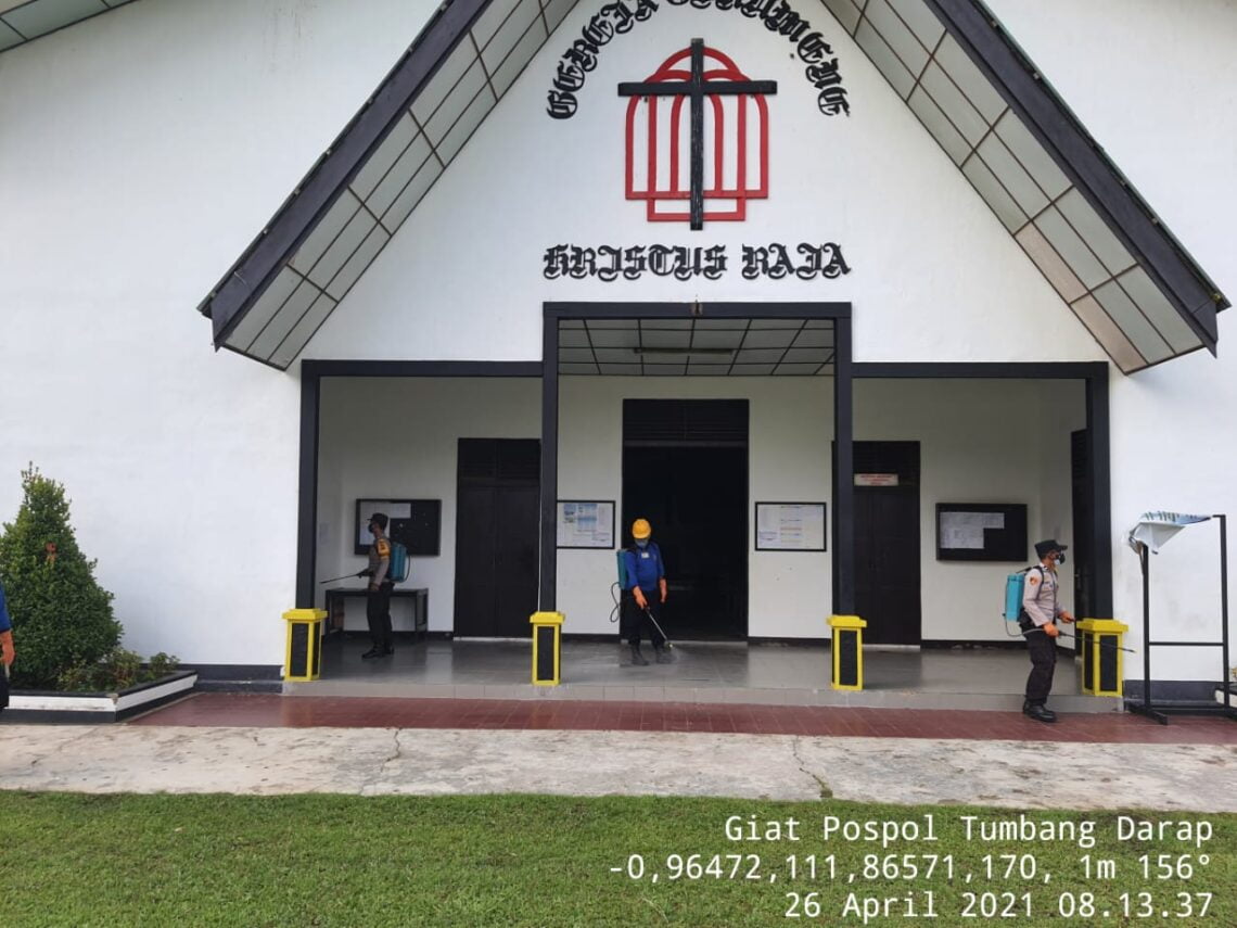 Polsek Seruyan Hulu telah melaksanakan kegiatan penyemprotan di tempat ibadah guna Operasi Yustisi Penegakan Hukum Protokol Kesehatan Covid-19 di Desa Tumbang Manjul Kec. Seruyan Hulu, Senin (26/04/2021). Foto : Tbn