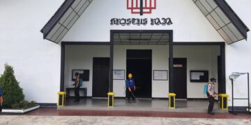 Anggota Polsek Seruyan Hulu Semprotkan Disinfektan di Tempat Ibadah