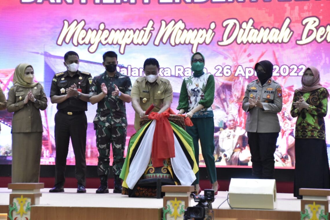 Wakil Gubernur Kalteng H. Edy Pratowo saat meresmikan peluncuran FBIM, E-Commerce TokoKaltengBerkah.com dan Film Pendek Pariwisata “Menjemput Mimpi di Tanah Berkah”