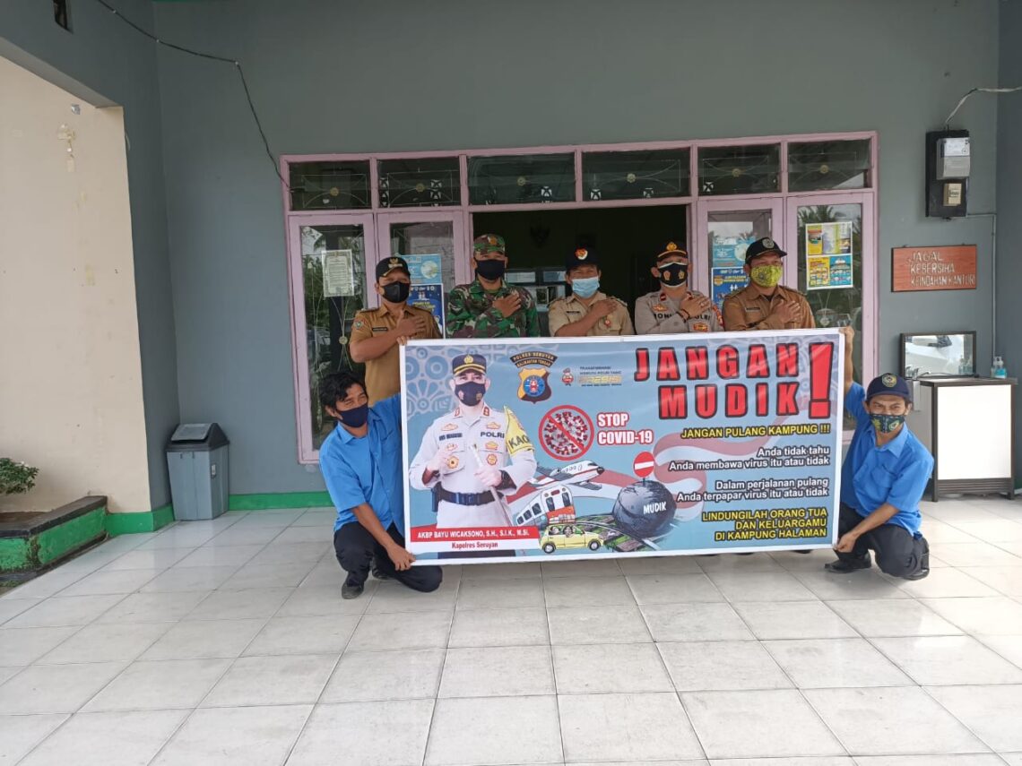 Kapolsek Seruyan Hilir Ipda Fahroni bersama unsur Muspika melaksanakan deklarasi bersama dalam rangka melaksanakan kebijakan pemerintah perihal larangan mudik Hari Raya Idul Fitri 1442 H, pada hari Senin (26/04/2021). Foto : Tbn