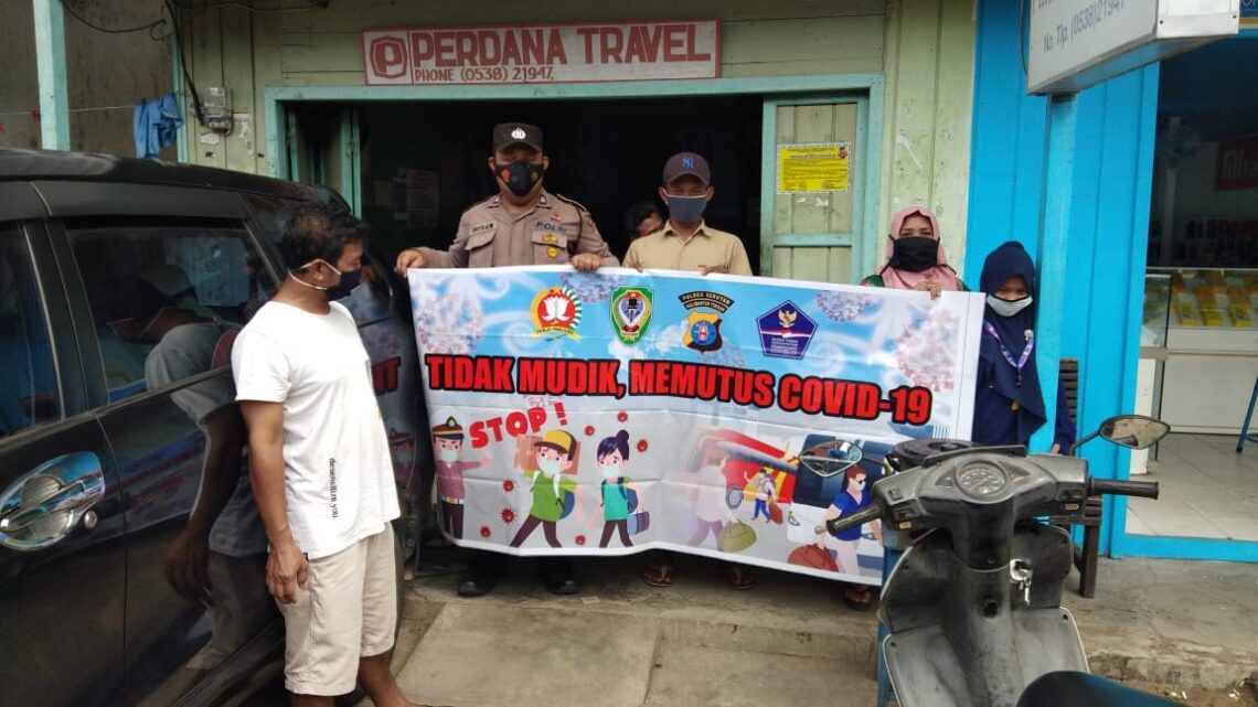 Kasat Binmas AKP Wawan Aryana menjelaskan Satuan Pembinaan Masyarakat (Sat Binmas) Polres Seruyan melaksanakan kegiatan Seruyan Sapa Masyarakat (SarpaGamas) himbauan Kamtibmas, Penmas Kapolres Seruyan Nomor : 01/IV/2021 dan Sosialisasi Larangan Mudik Memutus Covid-19, Senin (26/4/2021). Foto : Tbn