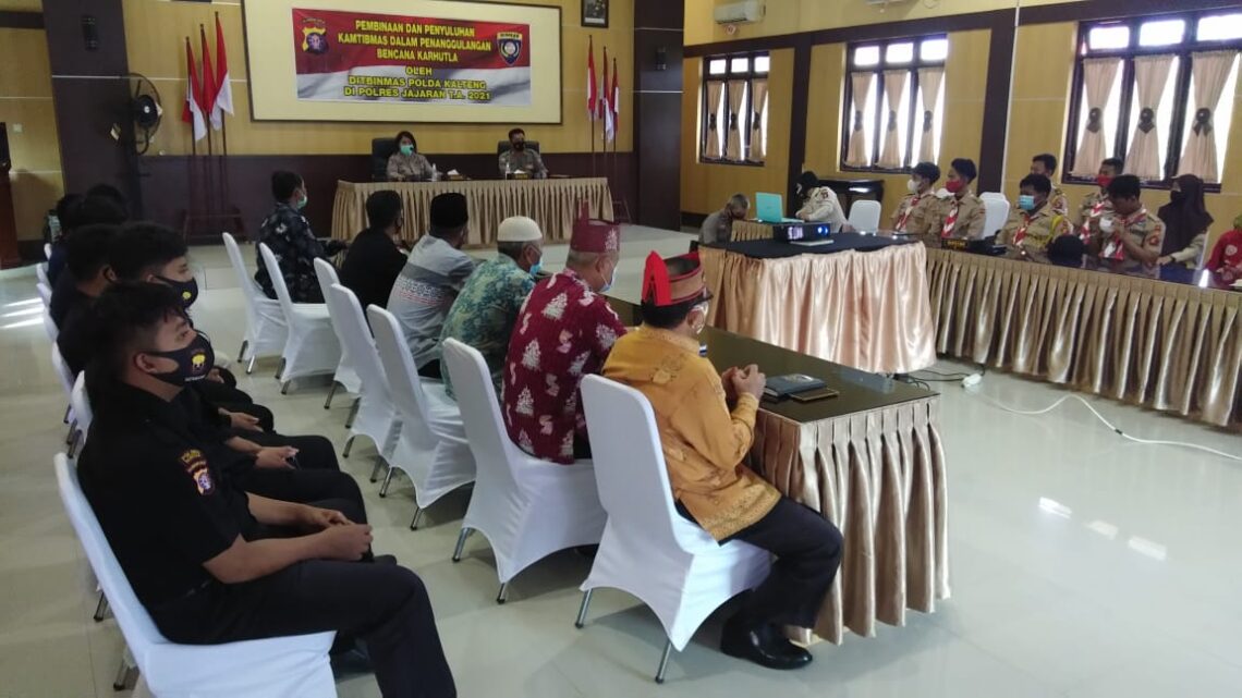 Kasat Binmas AKP Wawan Aryana menjelaskan Dit Binmas Polda Kalteng melaksanakan Pembinaan dan Penyuluhan Kamtibmas dalam Penanggulangan Bencana Karhutla di Aula Patria Tama 95 Polres Seruyan, Rabu (26/5/2021). Foto : Tbn