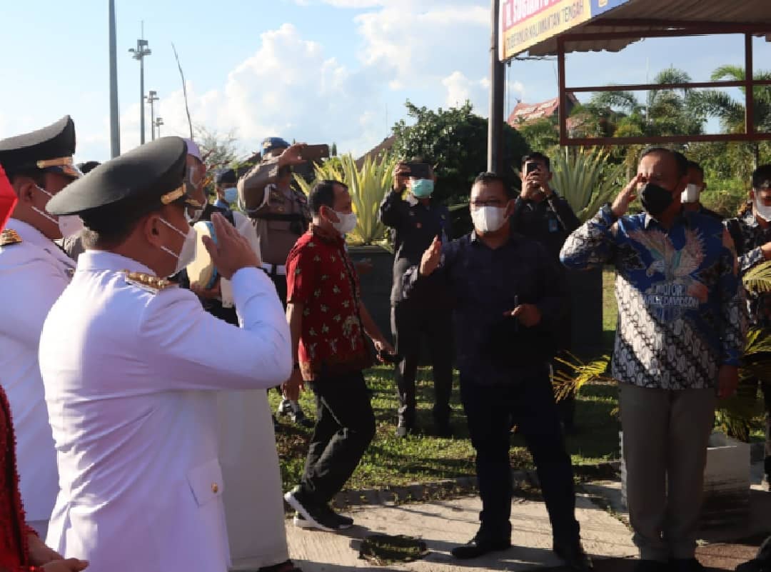 Kepala Kepolisian Daerah Kalimantan Tengah Irjen Pol. Dr. Dedi Prasetyo, M.Si., M.Hum., M.M. menyambut kedatangan Gubernur H.Sugianto Sabran dan Wagub H.Edy Pratowo yang telah resmi dilantik oleh Presiden Joko Widodo pada Selasa kemarin di Istana Negara Jakarta sebagai Kepala Daerah di Provinsi Kalteng Periode 2021-2024, bertempat di Ruang VIP Room Isen Mulang Bandara Tjilik Riwut, Palangka Raya, Rabu (26/5/2021) sore. Foto : Tbn