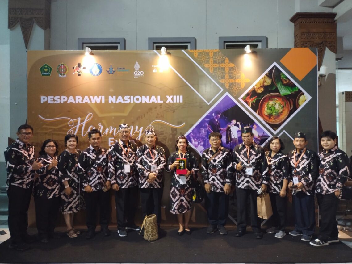 MEMBANGGAKAN : Ketua Umum LPPD Kalteng, Guntur Talajan bersama Kabid Bimas Kristen Kemenag Kalteng, Mimi, Sekum LPPD Kalteng, Walter Punding dan pengurus LPPD Kalteng berfoto bersama pada penutupan Pesparawi XIII Yogyakarta Minggu (26/6/2022) malam. Foto Ist