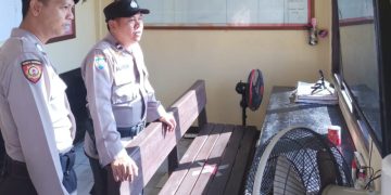 Piket Jaga Tahanan Polres Seruyan Cek Kondisi Ruang Tahanan Melalui CCTV