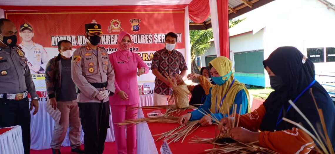 Sat Lantas Polres Seruyan, Polda Kalteng, melaksanakan lomba Pemberdayaan Usaha Mikro, Kecil, Menengah (UMKM) Kerajinan Lokal Kab. Seruyan. yakni dengan Bahan Dasar/ Baku dari Purun Dalam Rangka Hari Bhayangkara Ke 75 Tahun 2021 di Polres Seruyan. Foto : Tbn