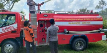 Antisipasi Karhutla Personil Polsek Seruyan Hilir Lakukan Pendinginan Lahan