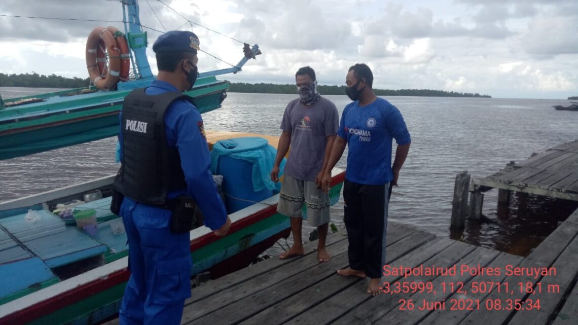 Personil Satpolairud Polres Seruyan memberikan imbauan di sekitar Dermaga TPI Kuala Pembuang Das Seruyan Kecamatan Seruyan Hilir Kabupaten Seruyan, Sabtu (26/06/2021).  Foto : Tbn