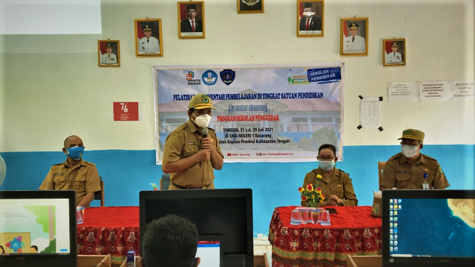 Kadisdik Kapuas, Dr H. Suwarno Muriyat, sempatkan kunjungi SMAN 1 Basarang guna mensupport Kepala Sekolah, Guru dan Komite Pembelajaran yang sedang melaksanakan In House Training (IHT), bagian dari pelaksanaan Program Sekolah Penggerak (PSP), Senin (26/7/2021) siang. Foto : hmskmf)