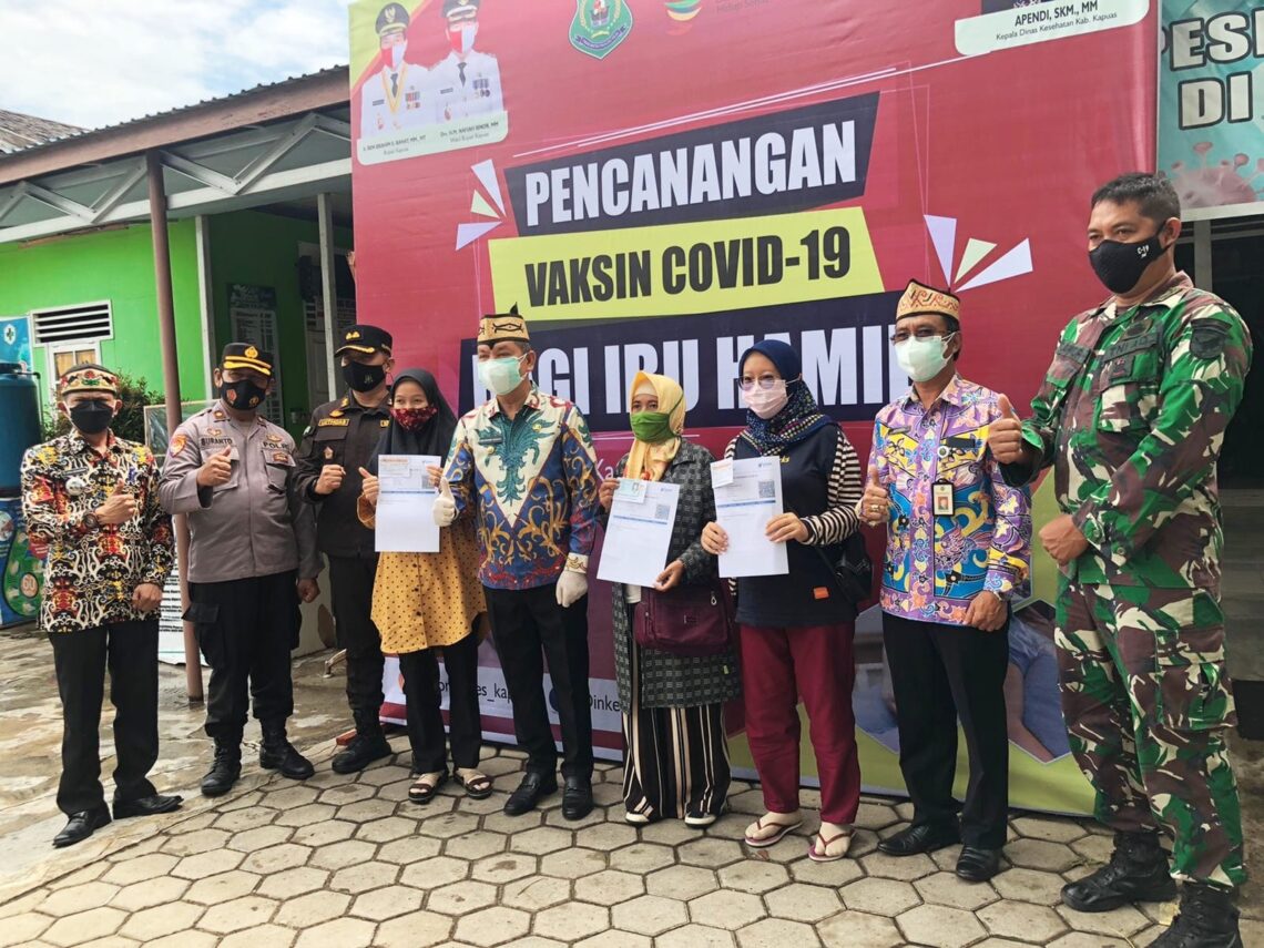 Bupati Kapuas Ben Brahim S Bahat bersama unsur terkait meninjau pencanangan pelaksanaan Vaksin bagi ibu hamil di Kapuas berlokasi Puskesmas Melati Kuala Kapuas. Foto : Lg