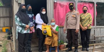 Polres Seruyan Berbagi Sembako Kepada Masyarakat di Kuala Pembuang