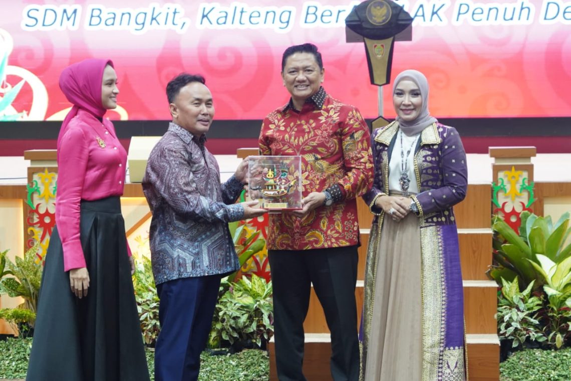 Gubernur menyerahkan cinderamata kepada Kajati lama, Iman Wijaya,
