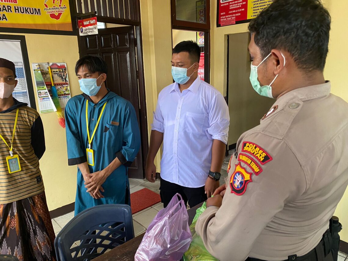 Anggota Sat Tahti dan Piket Jaga Tahanan Rutan Polres Seruyan melakukan pemeriksaan makanan yang di bawa oleh anggota keluarga narapidana, Kamis (26/8/2021). Foto : Tbn