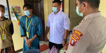 Anggota Sat Tahti Cek Makanan yang Dibawa Keluarga Tahanan