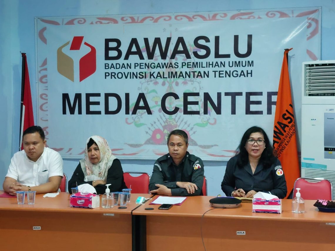 Empat Anggota Bawaslu Kalteng  melakukan konferensi Pers usai pelantikan Anggota Bawaslu Kalteng di Palangka Raya, Senin (26/9/2022). Foto : Ist