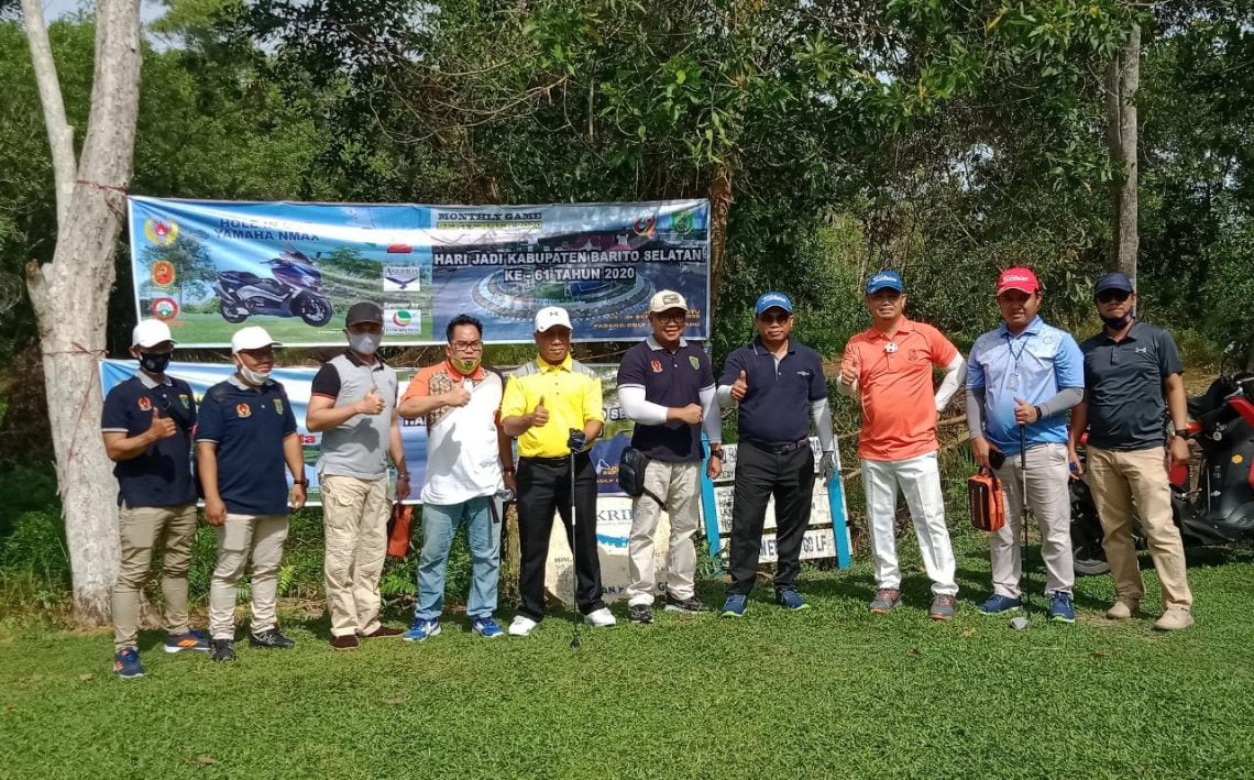 H.Eddy Raya Samsuri bersama unsur pemkab Barsel dalam Monthly Game Golf September 2020. Foto : AT