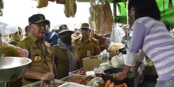Pantau Harga Sembako, Gubernur Sugianto Sabran Sambangi Pasar Simpang Sebabi