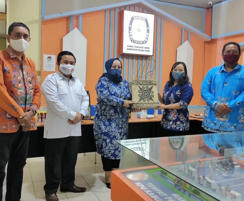 Anggota DPRD Kalteng melakukan kunjungan kerja ke KPU Kabupaten Pulang Pisau. Foto : Ist